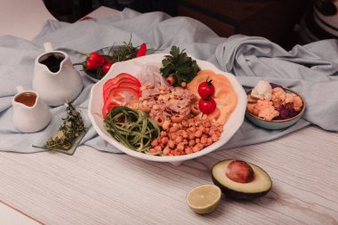 Taze salata tabağı ile karışık yeşillik