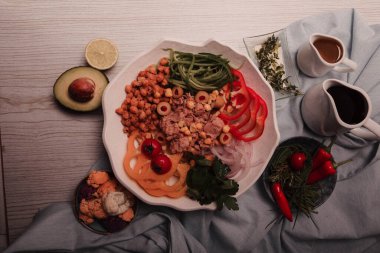 Taze salata tabağı ile karışık yeşillik