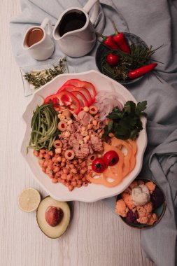 Taze salata tabağı ile karışık yeşillik