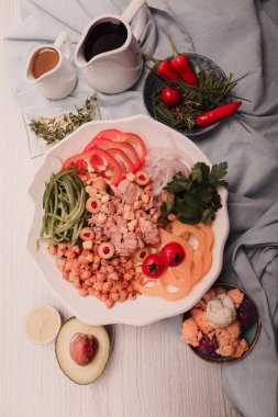 Taze salata tabağı ile karışık yeşillik