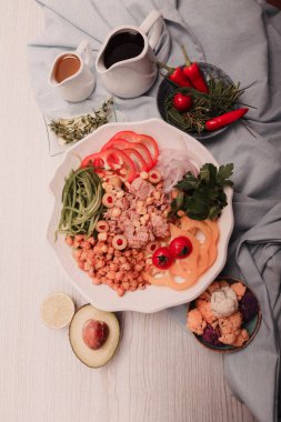 Taze salata tabağı ile karışık yeşillik