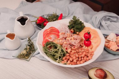 Taze salata tabağı ile karışık yeşillik