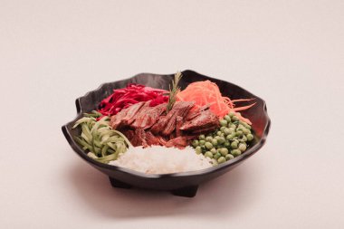 Taze salata tabağı ile karışık yeşillik