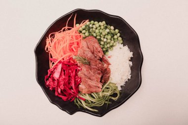 Taze salata tabağı ile karışık yeşillik