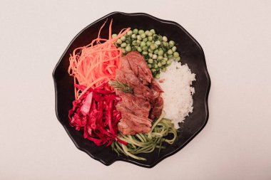 Taze salata tabağı ile karışık yeşillik