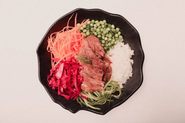 Taze salata tabağı ile karışık yeşillik