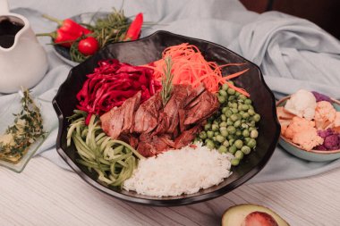 Taze salata tabağı ile karışık yeşillik