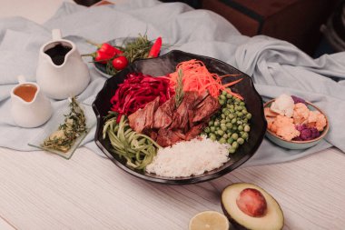 Taze salata tabağı ile karışık yeşillik