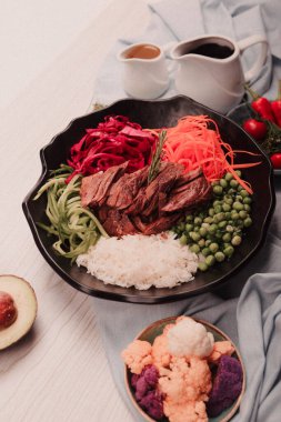 Taze salata tabağı ile karışık yeşillik