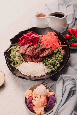 Taze salata tabağı ile karışık yeşillik