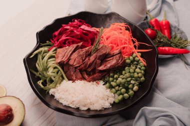 Taze salata tabağı ile karışık yeşillik