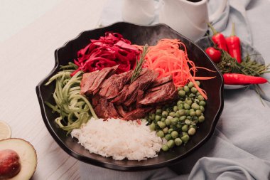 Taze salata tabağı ile karışık yeşillik