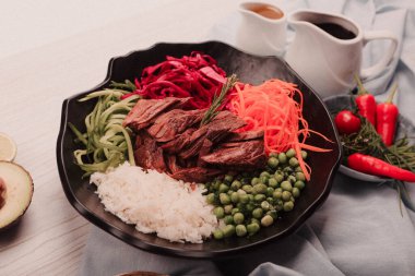 Taze salata tabağı ile karışık yeşillik