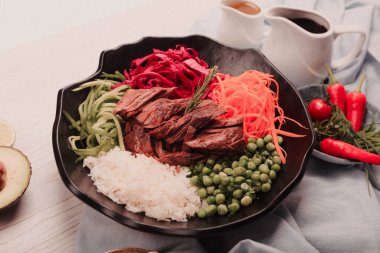 Taze salata tabağı ile karışık yeşillik