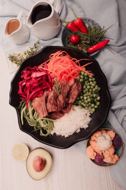 Taze salata tabağı ile karışık yeşillik