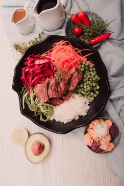 Taze salata tabağı ile karışık yeşillik