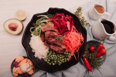 Taze salata tabağı ile karışık yeşillik