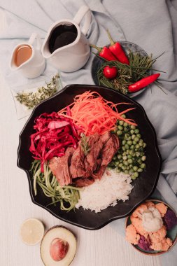 Taze salata tabağı ile karışık yeşillik