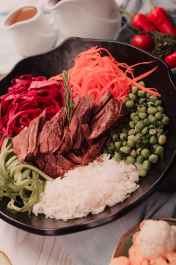 Taze salata tabağı ile karışık yeşillik