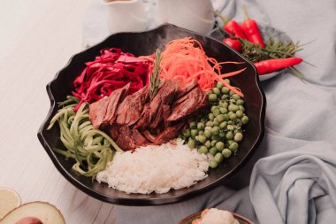 Taze salata tabağı ile karışık yeşillik