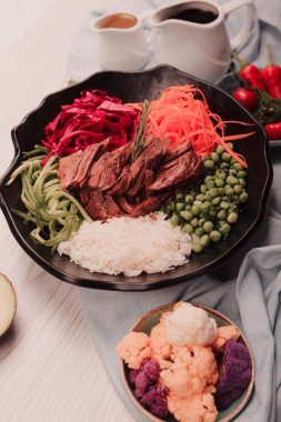 Taze salata tabağı ile karışık yeşillik