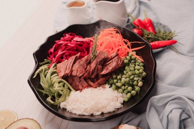 Taze salata tabağı ile karışık yeşillik