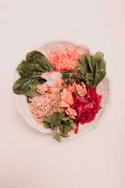 Taze salata tabağı ile karışık yeşillik