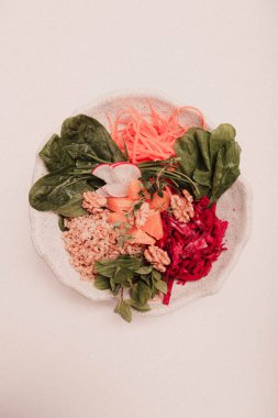 Taze salata tabağı ile karışık yeşillik