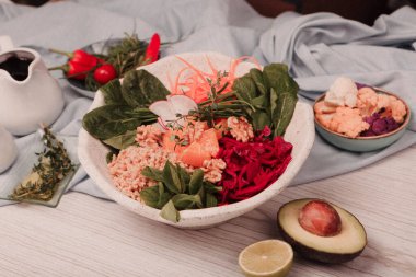 Taze salata tabağı ile karışık yeşillik