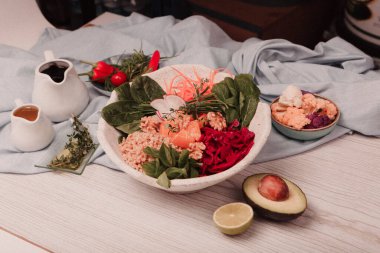 Taze salata tabağı ile karışık yeşillik