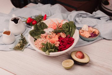 Taze salata tabağı ile karışık yeşillik