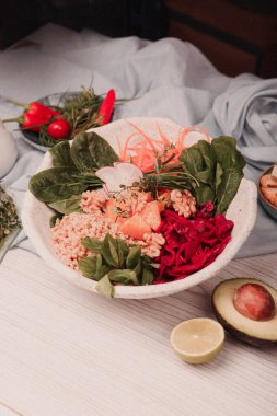 Taze salata tabağı ile karışık yeşillik