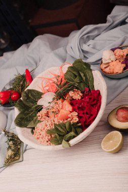 Taze salata tabağı ile karışık yeşillik