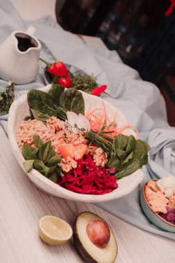 Taze salata tabağı ile karışık yeşillik