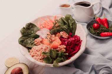 Taze salata tabağı ile karışık yeşillik