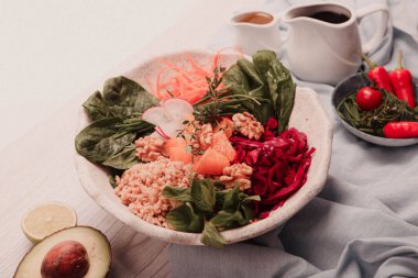 Taze salata tabağı ile karışık yeşillik