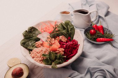 Taze salata tabağı ile karışık yeşillik