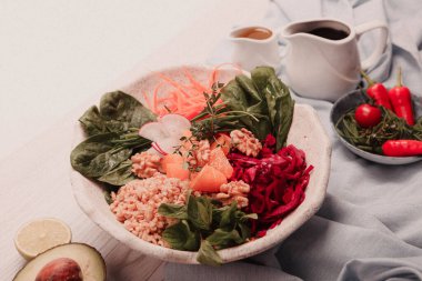 Taze salata tabağı ile karışık yeşillik