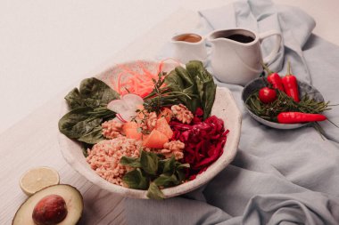 Taze salata tabağı ile karışık yeşillik