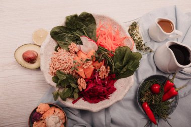 Taze salata tabağı ile karışık yeşillik