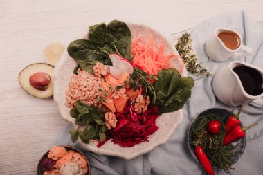 Taze salata tabağı ile karışık yeşillik