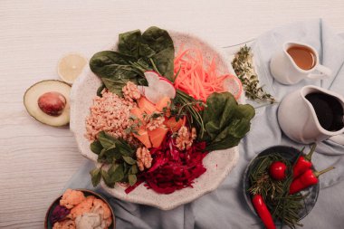 Taze salata tabağı ile karışık yeşillik