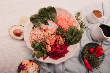 Taze salata tabağı ile karışık yeşillik