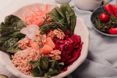 Taze salata tabağı ile karışık yeşillik