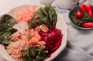 Taze salata tabağı ile karışık yeşillik