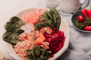 Taze salata tabağı ile karışık yeşillik