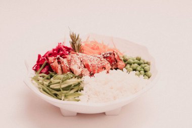 Taze salata tabağı ile karışık yeşillik