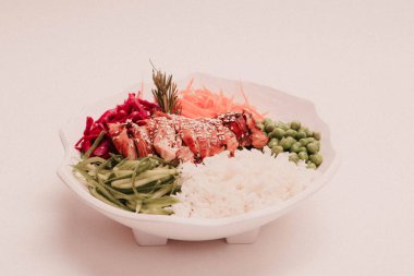 Taze salata tabağı ile karışık yeşillik