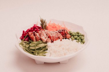 Taze salata tabağı ile karışık yeşillik