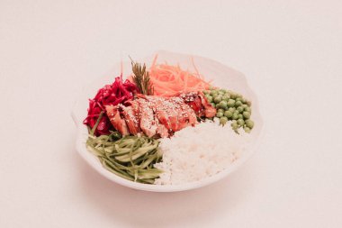 Taze salata tabağı ile karışık yeşillik